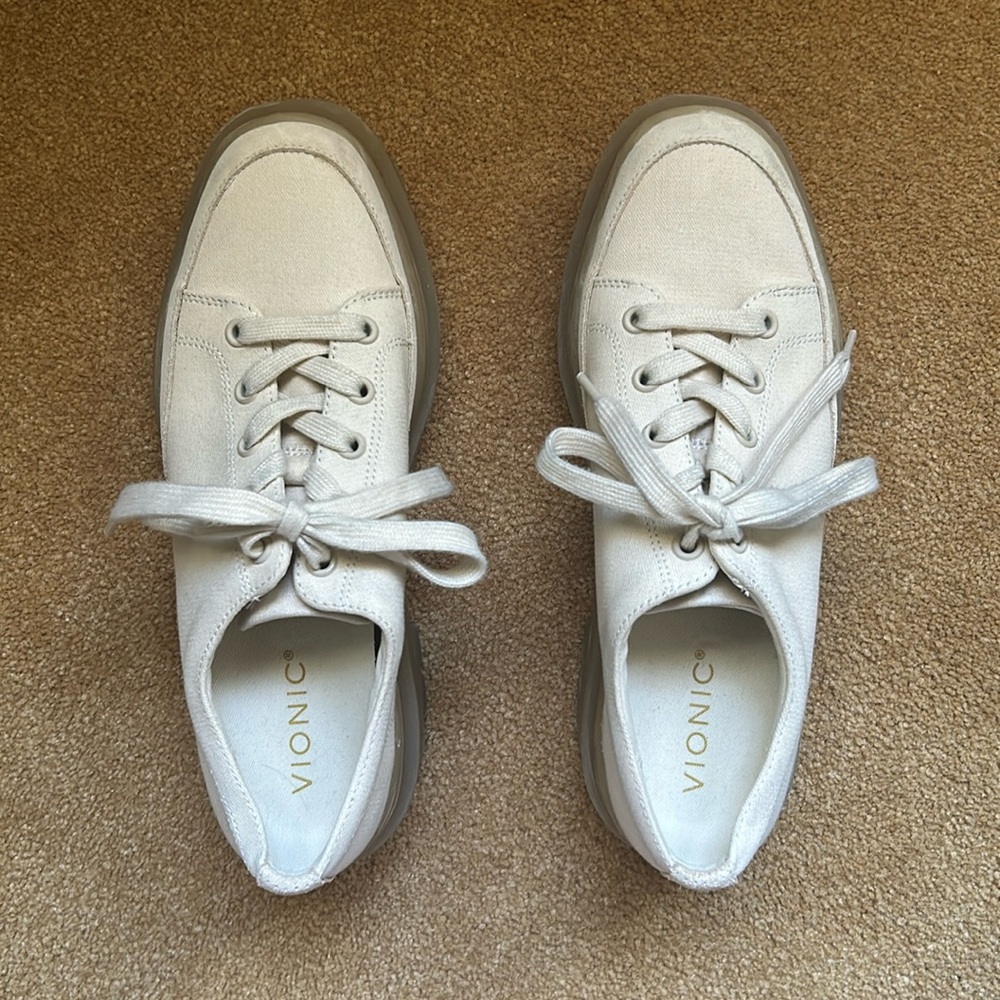 Vionic Rubber soled shoe- Size 7.5
